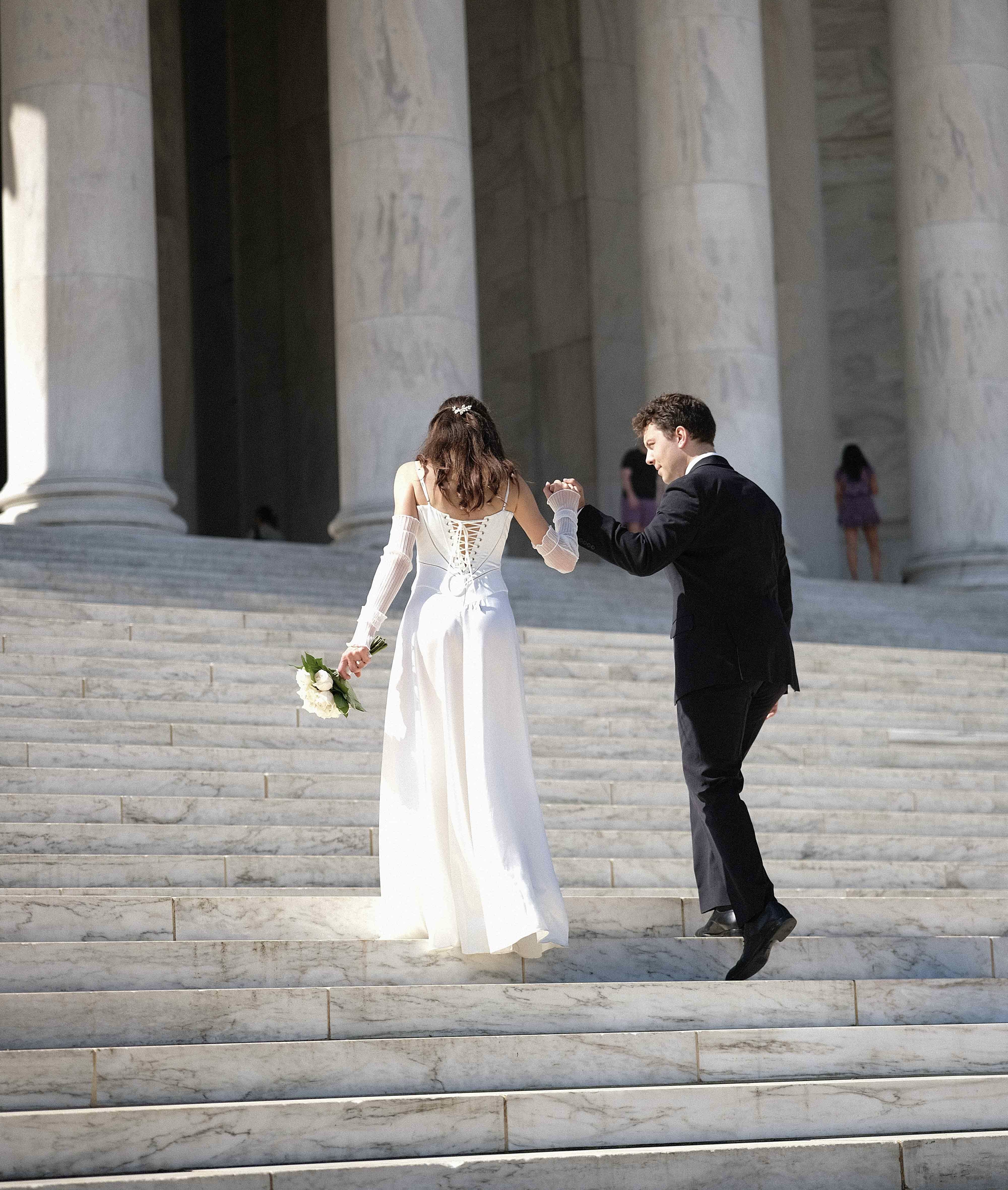 Hochzeitspaar auf Treppe